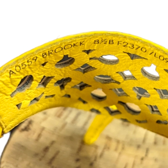 Coach C Lasercut Patent Leather Yellow BROOKK Wedge Thong Sandals Sz 8.5B - Picture 4 of 8